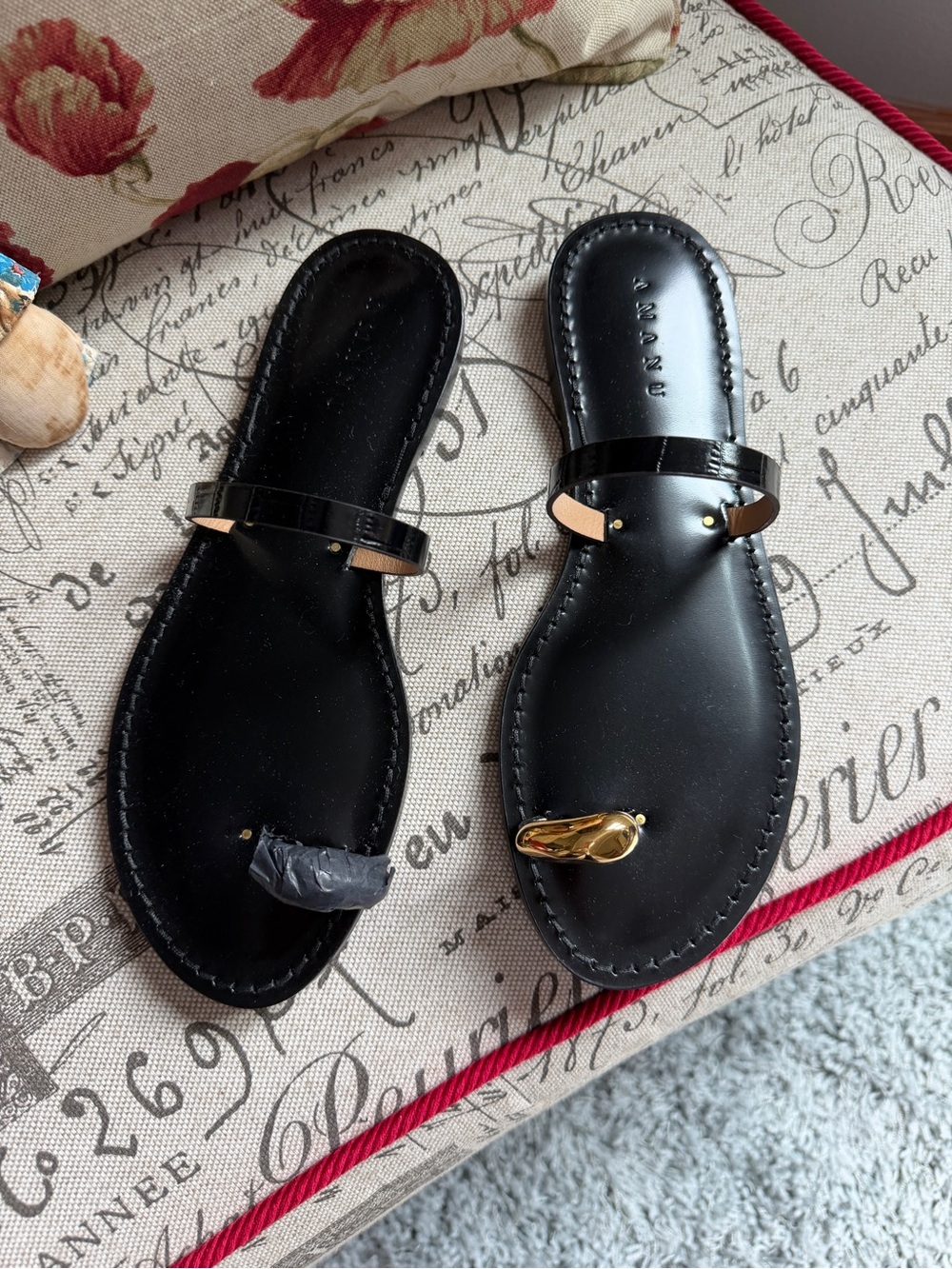 Amanu NWOT Women's Black Slip-On Toe Ring Sandals with Gold Accent